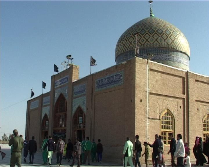 پیاده‌روی کارکنان و خانواده‌های نیروی انتظامی گناباد به‌سمت بقعه امامزاده کاخک